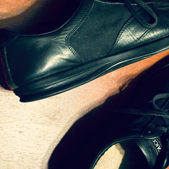Classic Authentic Black Gucci Sneakers - Picture 4 of 16